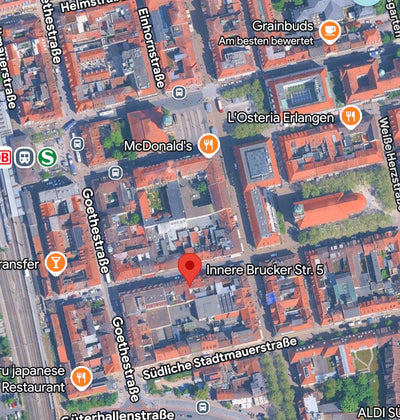 Paar kommt zum Trauringkurs in Erlangen an
